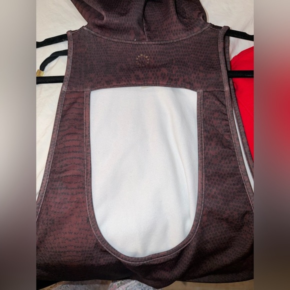 Varley Open Back Sports Hoodie Burgundy Snakeprint XS - Picture 3 of 4